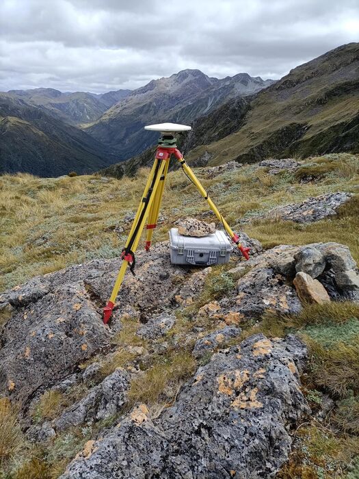 GNSS aparatura na stativu při měření ve skalnatém terénu